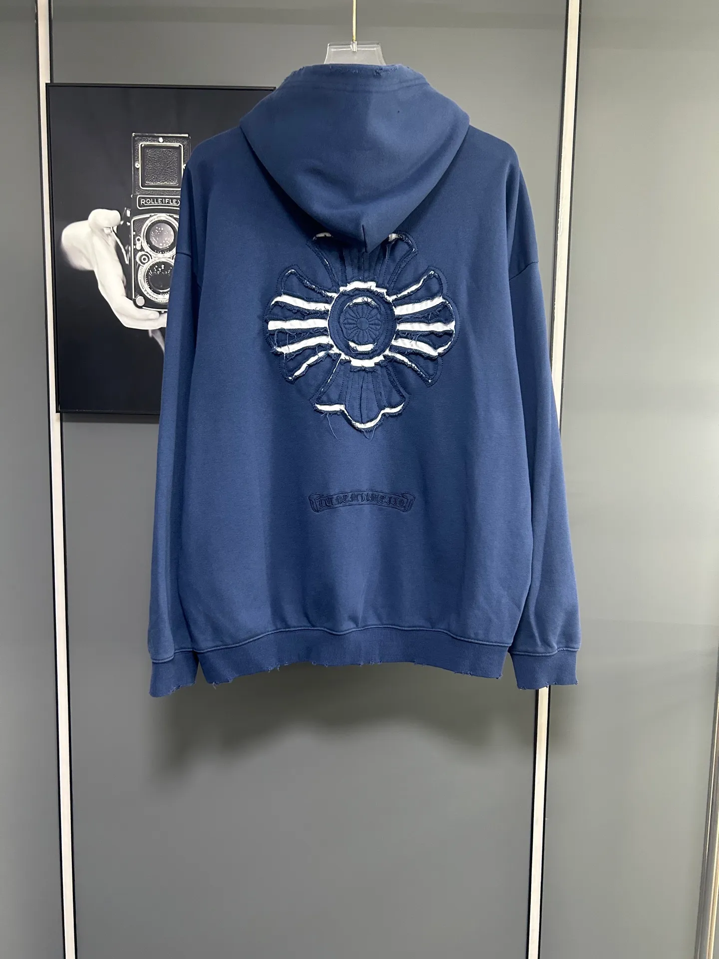 P310 𝗖𝗵𝗿𝗼𝗺𝗲 𝗛𝗲𝗮𝗿𝘁𝘀/Cro Heart 2025 Cross Patch Embroidery Summer New Original Single Counter American Acid Washed Distressed Laser Burnt Patch Embroidery Couple Casual Hooded Sweatshirt 👑The highest version! Customized fabric 440g tripe terry fabric! American acid-washed and distressed original fabric laser burnt ✟appliqué embroidery and exquisite embroidery of letters! The best-selling model at the counter. It is very comfortable to wear. It is low-key yet luxurious. It is very classy when worn. The large size and tailoring are needless to say. The upper body is exquisite and vivid. 👍High-end first-class materials. A truly palace-level product. The cotton from Turkey is of outstanding quality. After heavy washing, the clothes are very soft! Not picky, the upper body is absolutely stylish and extremely luxurious. Auxiliary materials: The original model has been authenticated and labeled ➕100% silk washed with water label. Genuine purchase-grade original hangtag➕matching hanging rope➕3D hanging beads➕original packaging bag. Craftsmanship: The original version has consistent wiring! The highest version of the armhole matching technique! Countless times of pattern making to 100% restore the original appearance! The correct version is the same for men and women, super eye-catching, super good-looking, and super atmospheric! Color: White Black Royal Blue Size, XS S M L